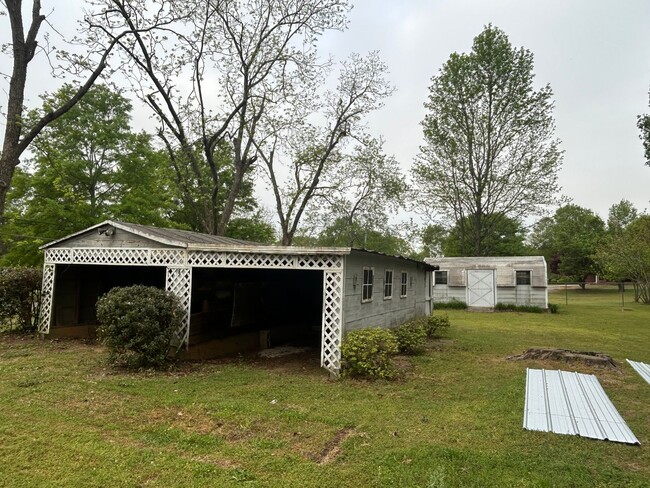 Building Photo - Madison Co. –3Bedroom, 1 Bathroom- Comer, GA – QUIET NEIGHBORHOOD – HOME SITS ON BEAUTIFUL CORNER...