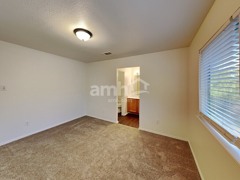 Building Photo - 202 Bob White Dr