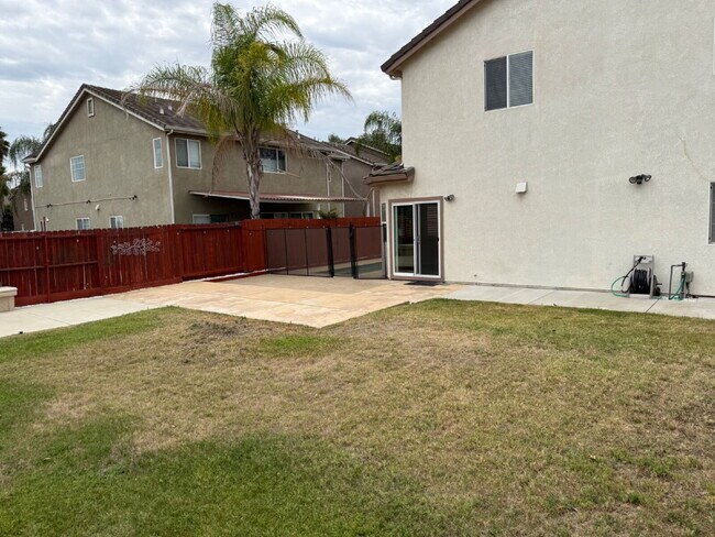 Building Photo - Gorgeous 5 Bedroom, 3 Bathroom Home With a Pool in perfect Tracy Location