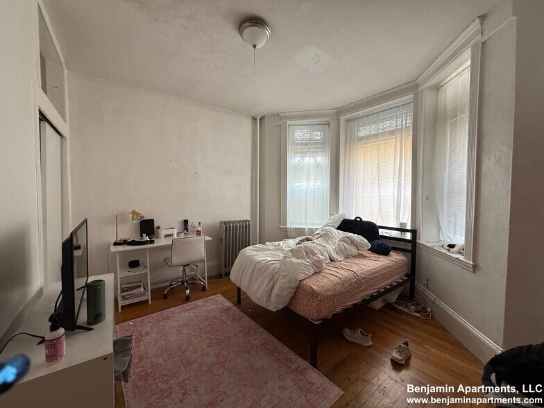 Building Photo - 463 Park Dr