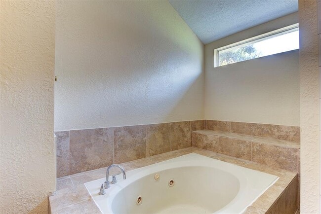 Building Photo - 4035 Green Crest Dr