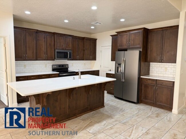 Building Photo - Home in Painted Desert