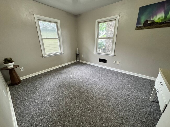Building Photo - 2 bed, 1 bath home for rent in Hudson available IMMEDIATELY