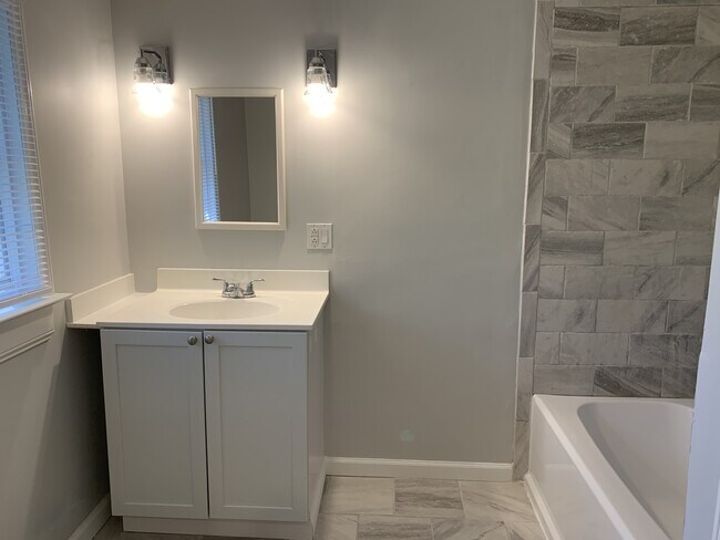 Building Photo - 921 Hurricane Ct