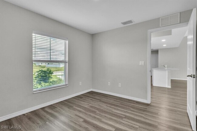 Building Photo - 412 NE 25th St