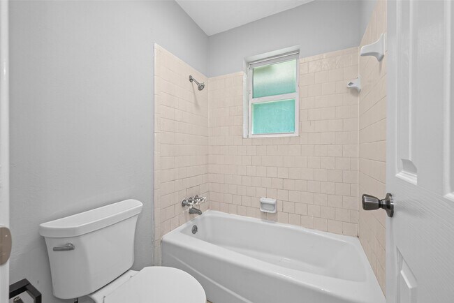 Building Photo - 18747 Woodridge Dr