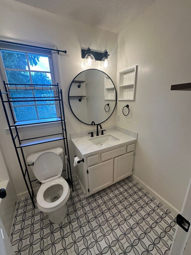 Building Photo - Don't miss this beautiful 3-bedroom, 2.5-bath home with a bonus room in the highly sought-after J...