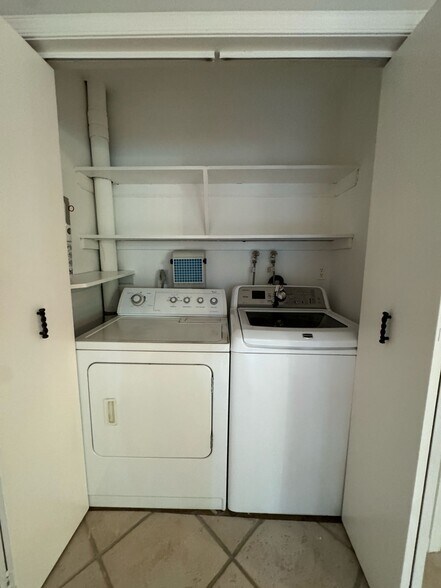 Building Photo - 537 Winterburn Grv