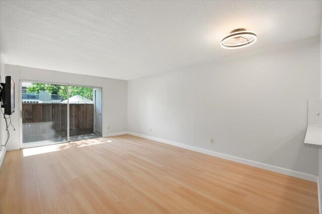 Building Photo - 1446 Chateau Common