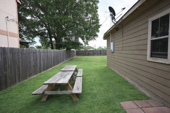 Building Photo - 250 7th St