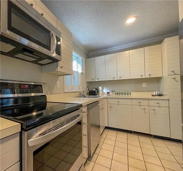 Kitchen - 450 Center St