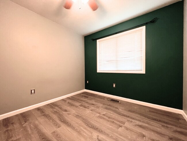 Building Photo - 1132 N Maple Creek Ave