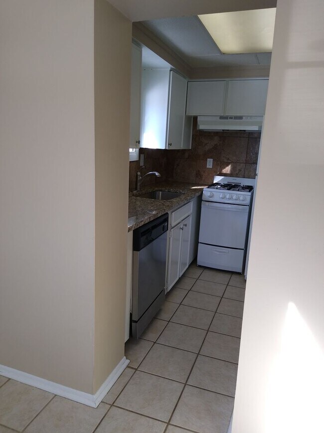 Building Photo - Highlands 1 Bedroom 1 Bath w/ Yard and Laundry!