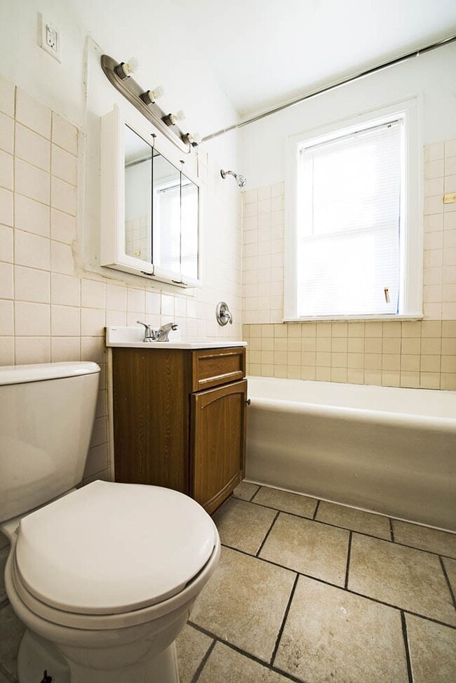 Building Photo - 1717 W 77th St