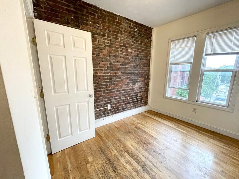 Building Photo - 723 Parker St