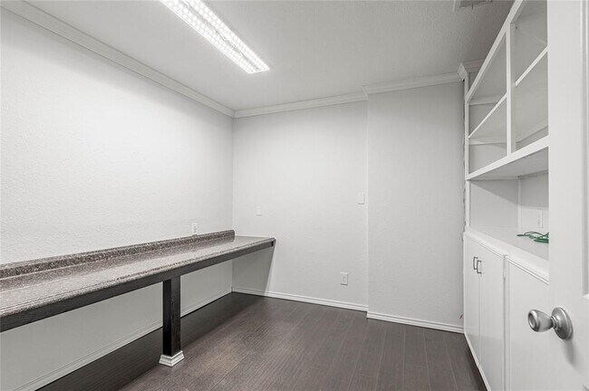 Building Photo - 2800 Lake Rd