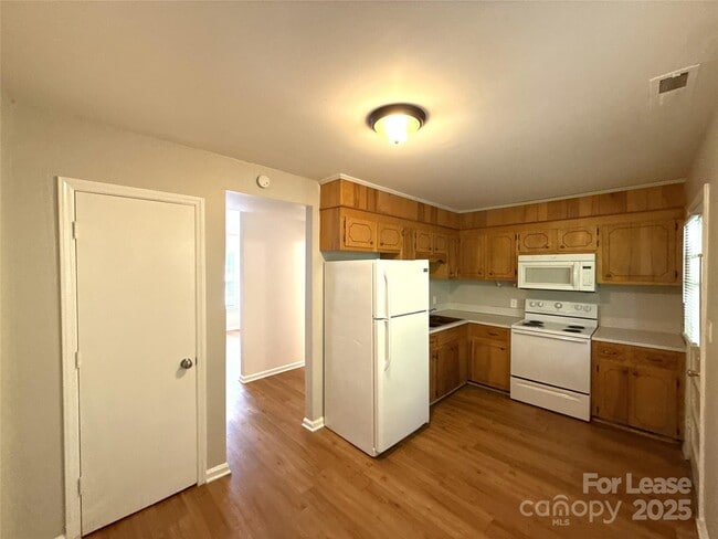 Building Photo - 409 Hawley Ave