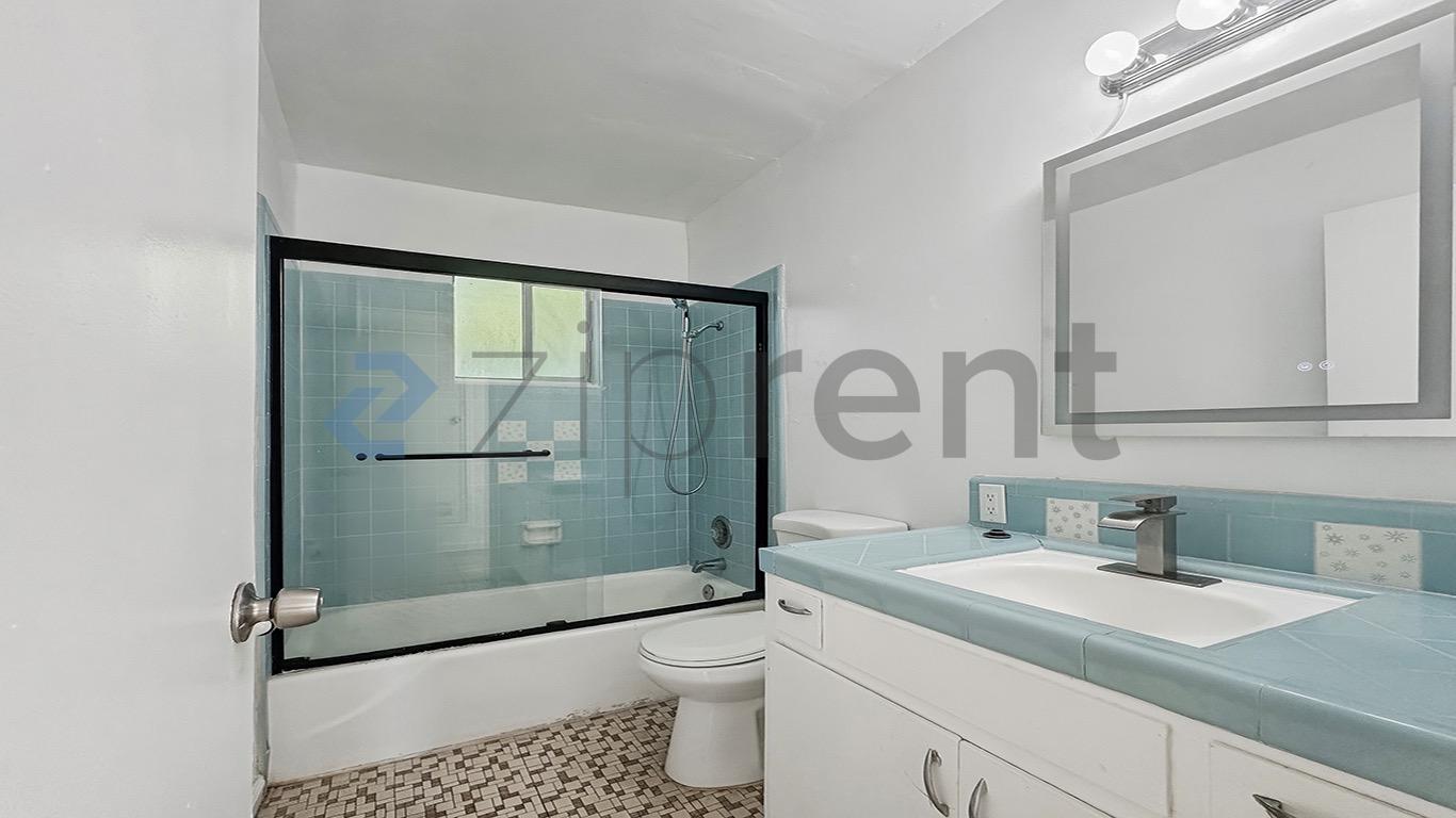 Building Photo - Unit 2