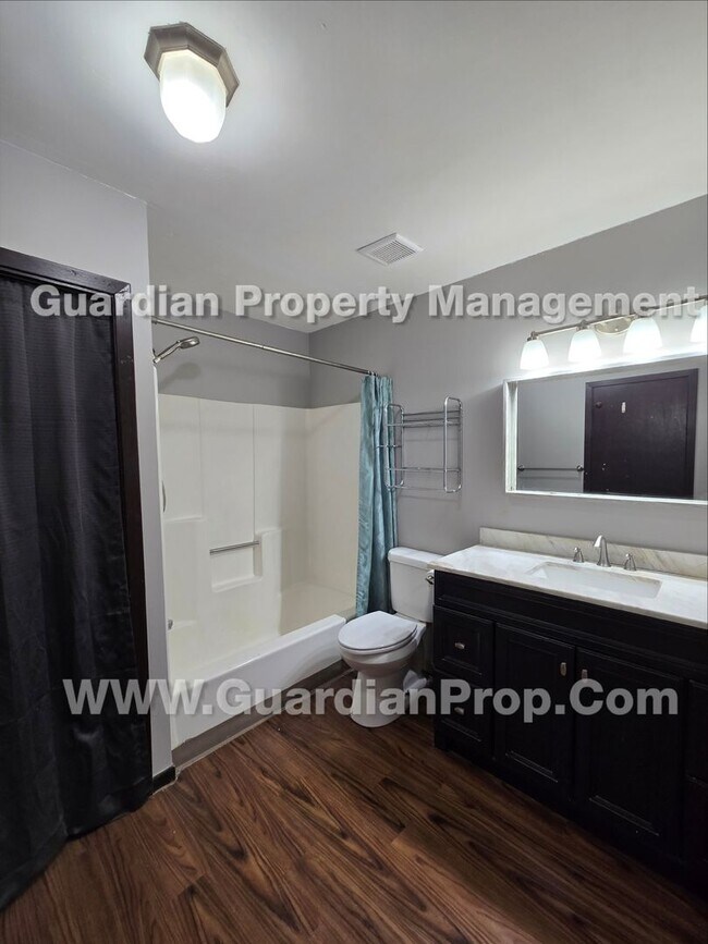 Building Photo - Plymouth Town Home, loft and private patio, master walk-in closet, Available Now!