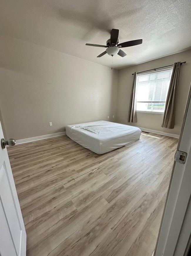 Building Photo - Lovely Townhouse in Great Location