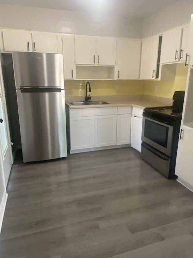 Building Photo - 3 Bed 1 Bath Home | Pet Friendly | Large F...