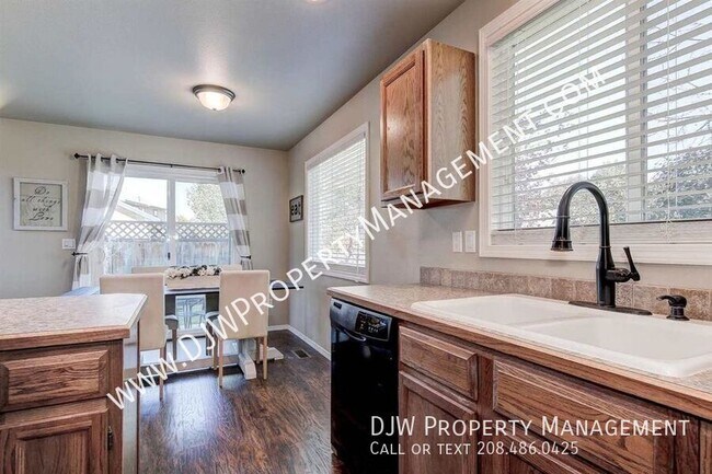 Building Photo - 520 N Shady Grove Way
