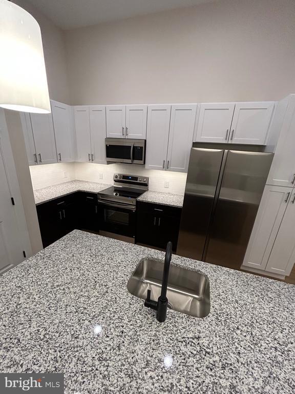 Building Photo - 624 Main St