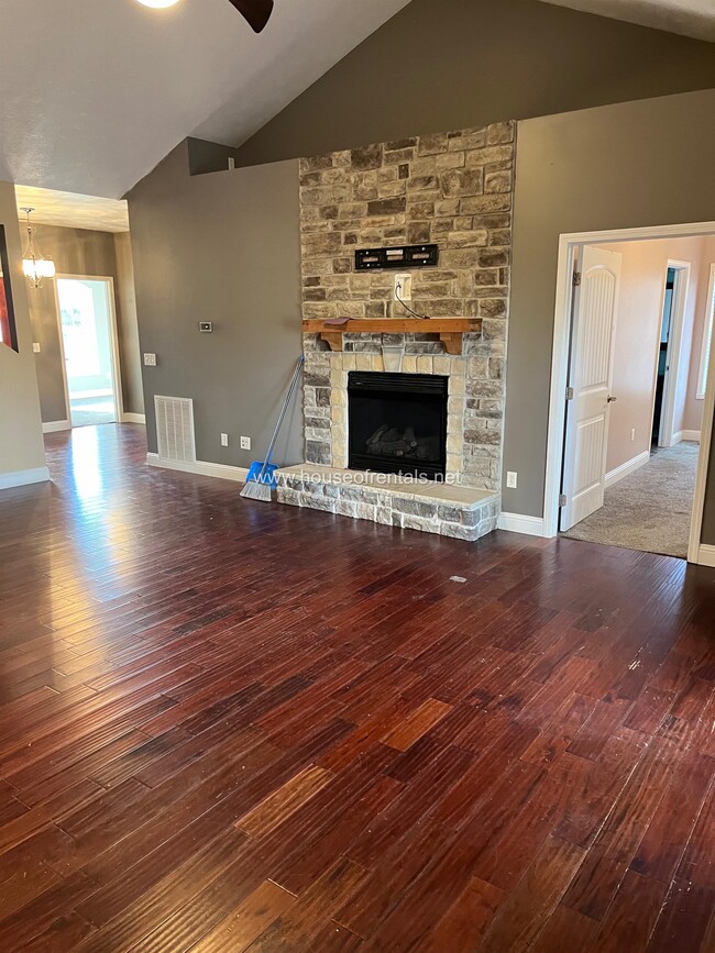 Building Photo - 305 S McVicker Dr