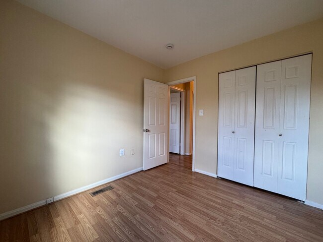 Building Photo - Beautiful 3 Bed 3 Bath Brick Townhome In Springfield Square