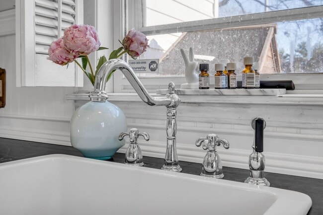 Building Photo - Available in March. Nashville 2 BED charming cottage for rent. Renovated with darling details and...