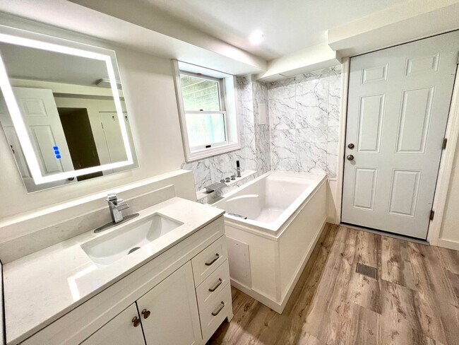 Building Photo - Absolutely Stunning Home! - 3 Bedroom 2 Fu...