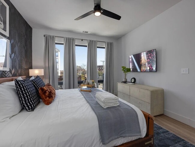 Building Photo - 303 31st Ave N