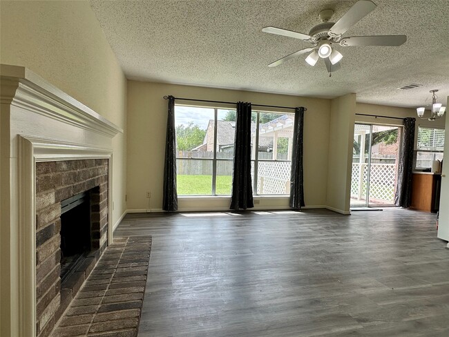 Building Photo - 4819 Sunshine Dr