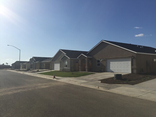 Building Photo - 3 Bedroom Brand New Madera Home for Rent