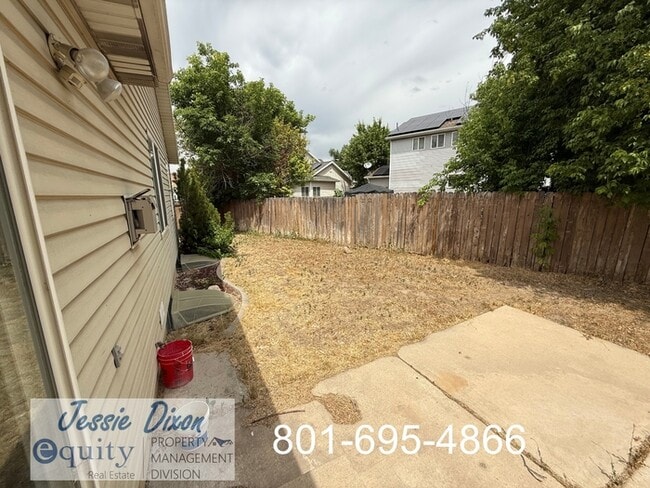 Building Photo - 108 W Oaks Dr