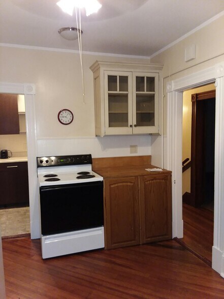 Kitchen - 8 Bailey Ave