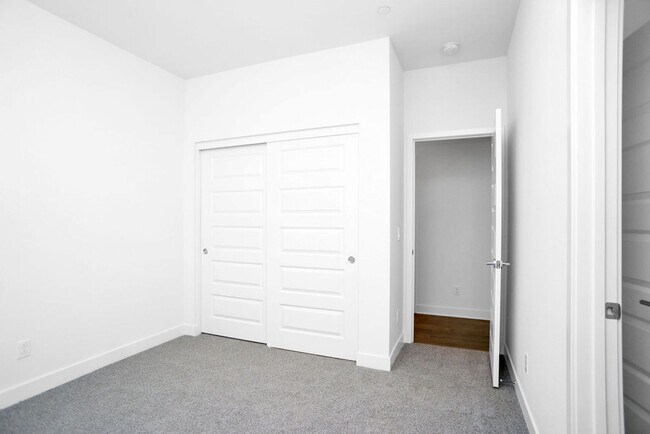 Building Photo - Gorgeous brand new townhome in 3Roots! End...