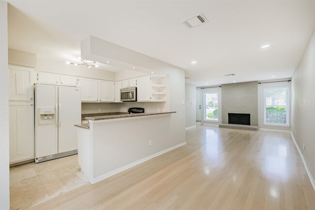 Building Photo - 2507 Bering Dr