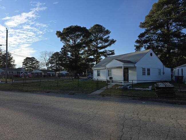 Building Photo - 709 Windy Rd