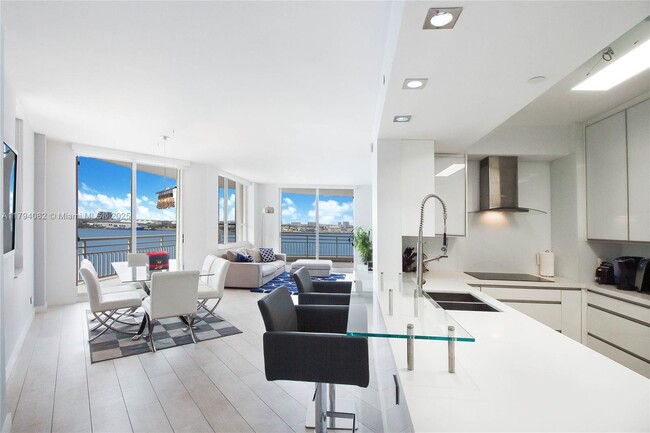 Building Photo - 888 Brickell Key Dr
