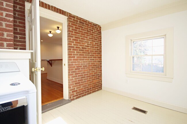 Building Photo - Charming Home With Fenced Yard