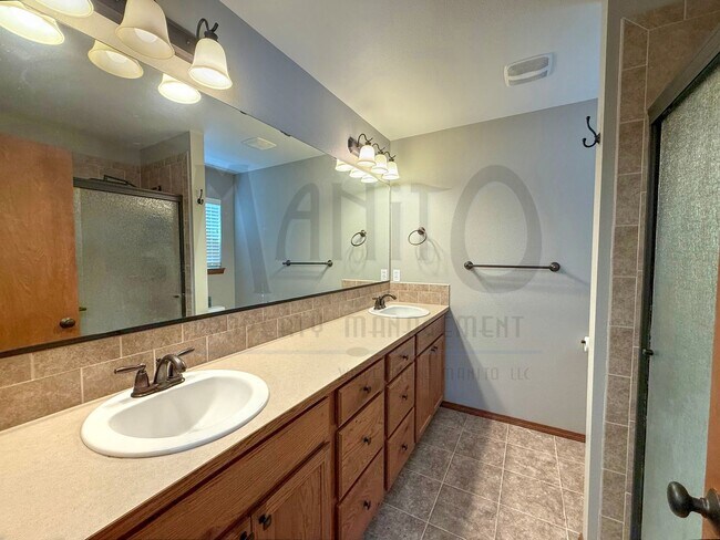 Building Photo - Spacious Eagle Ridge Home