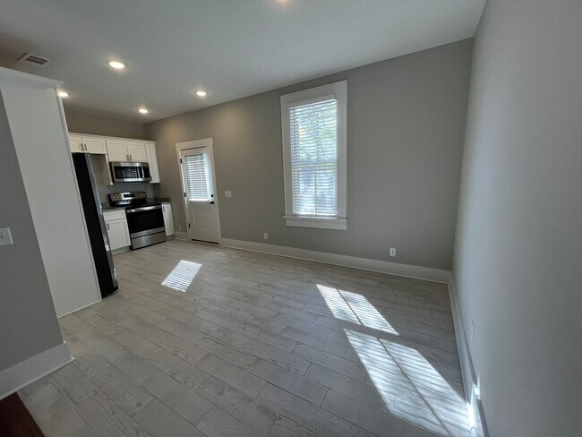 Building Photo - 213 W 39th St