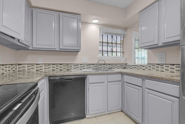 Building Photo - 5867 Village Forest Ct