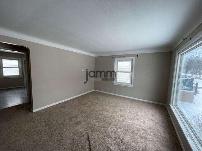 Building Photo - 6227 Traymore Ave