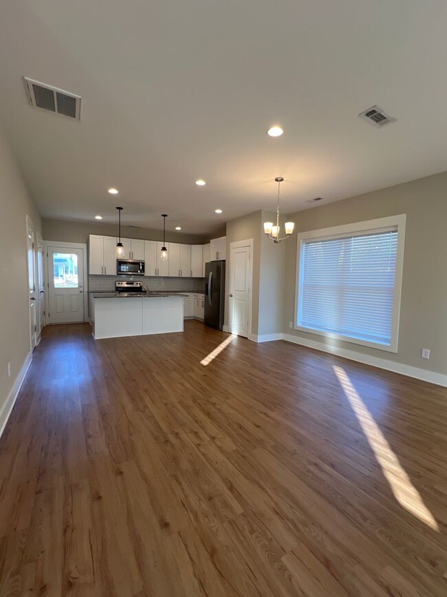 Building Photo - Beautiful Newer Build: Three Bedrooms in t...