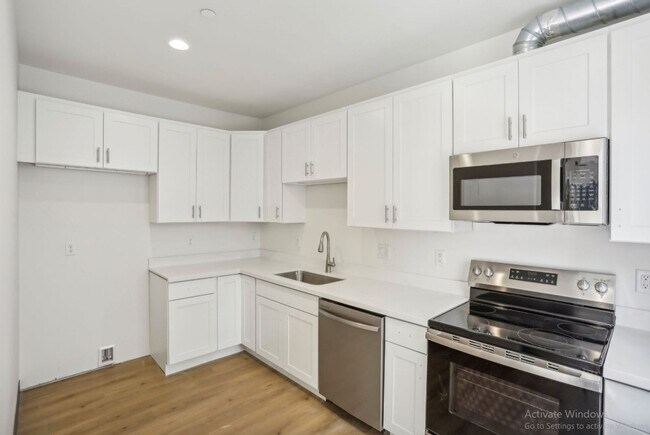 Building Photo - Spacious Townhome – Husky now leasing!