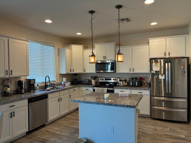 Building Photo - 17540 W Country Club Terrace