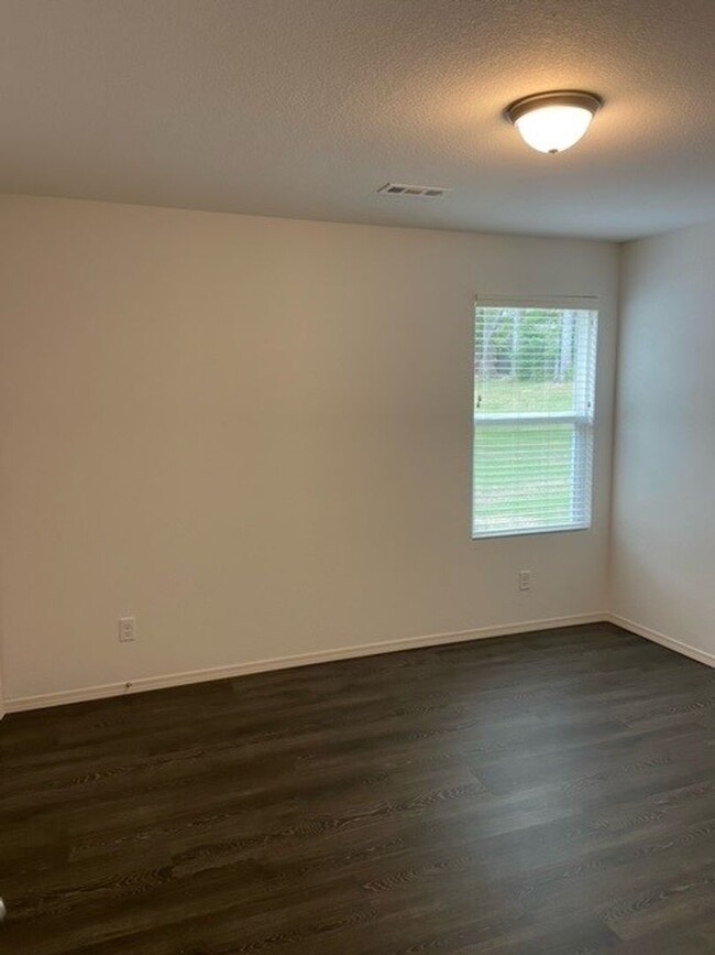 Building Photo - New Year's Promotion! Three Bedroom | Two ...