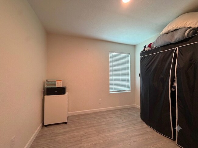 Building Photo - Modern Comfort Meets Convenient Living in San Antonio
